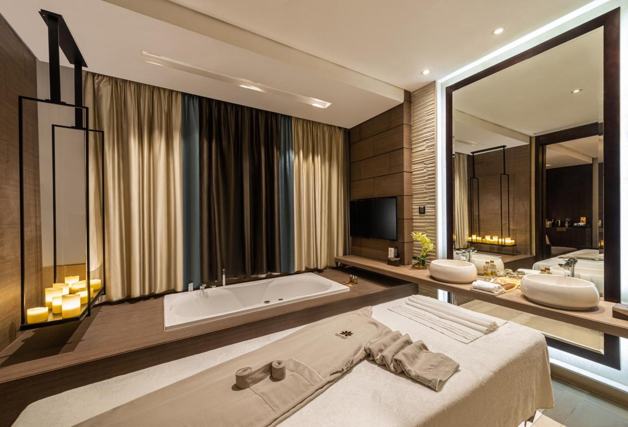Narcissus & Hotel